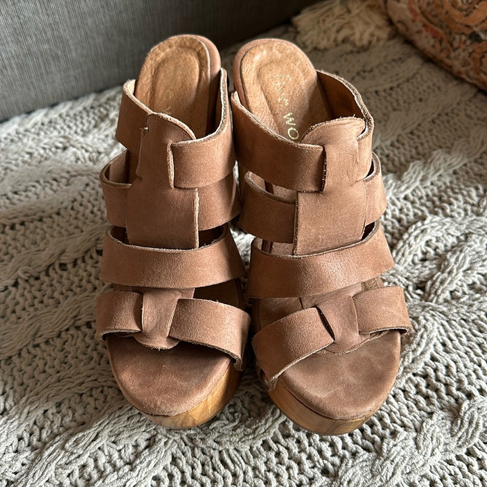 EUC Five Worlds leather clogs heels Sz 6
